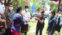 WAWALI Kadek Agus Arya Wibawa, Sagung Antari Jaya Negara dan Ayu Kristi Arya Wibawa, saat menghadiri penutupan Bakti Sosial PGRI Kota Denpasar dan Konjel Korea Selatan bersama Yayasan Bina Ilmu di Dapur Umum Gotong Royong, Jalan Kaliasem, Kamis (23/9/2021). Foto: ist WAWALI Kadek Agus Arya Wibawa, Sagung Antari Jaya Negara dan Ayu Kristi Arya Wibawa, saat menghadiri penutupan Bakti Sosial PGRI Kota Denpasar dan Konjel Korea Selatan bersama Yayasan Bina Ilmu di Dapur Umum Gotong Royong, Jalan Kaliasem, Kamis (23/9/2021). Foto: ist