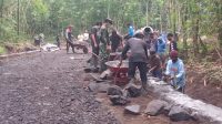 ANGGOTA Kodim 1626/Bangli bersama warga Pengotan mengerjakan senderan sepanjang 550 meter pada kegiatan Pra-TMMD di Desa Pengotan, Kecamatan Bangli. Foto: ist ANGGOTA Kodim 1626/Bangli bersama warga Pengotan mengerjakan senderan sepanjang 550 meter pada kegiatan Pra-TMMD di Desa Pengotan, Kecamatan Bangli. Foto: ist