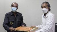 KETUA Bawaslu Buleleng, Putu Sugi Ardana (kiri) bersama Ketua STAHN Mpu Kuturan Singaraja, Dr. Gede Suwindia, usai menandatangani nota kesepakatan untuk pengawasan partisipatif masyarakat, Senin (13/9/2021). Foto: ist KETUA Bawaslu Buleleng, Putu Sugi Ardana (kiri) bersama Ketua STAHN Mpu Kuturan Singaraja, Dr. Gede Suwindia, usai menandatangani nota kesepakatan untuk pengawasan partisipatif masyarakat, Senin (13/9/2021). Foto: ist