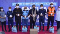 BUPATI Tamba bersama Menteri BUMN Erick Thohir menyerahkan bantuan sembako dan vitamin kepada karyawan Pelabuhan Gilimanuk, Minggu (19/9/2021). Foto: ist BUPATI Tamba bersama Menteri BUMN Erick Thohir menyerahkan bantuan sembako dan vitamin kepada karyawan Pelabuhan Gilimanuk, Minggu (19/9/2021). Foto: ist