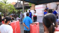 Bupati Suwirta menyerahkan bantuan secara simbolis berupa alat dapur dan kasur