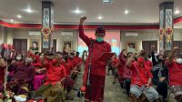 DEWA Mahayadnya memekikkan “merdeka” usai membacakan pernyataan sikap mendukung kebijakan Koster selaku Gubernur Bali di DPD PDIP Bali, Selasa (21/9/2021). Foto: hen DEWA Mahayadnya memekikkan “merdeka” usai membacakan pernyataan sikap mendukung kebijakan Koster selaku Gubernur Bali di DPD PDIP Bali, Selasa (21/9/2021). Foto: hen