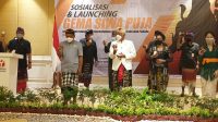 KETUA Bawaslu Bali, Ketut Ariyani (dua kanan depan) bersama perwakilan undangan membunyikan damaru sebagai tanda diluncurkan program Gema Siwa Puja, Jumat (10/9/2021). Foto: hen KETUA Bawaslu Bali, Ketut Ariyani (dua kanan depan) bersama perwakilan undangan membunyikan damaru sebagai tanda diluncurkan program Gema Siwa Puja, Jumat (10/9/2021). Foto: hen