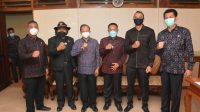 GUBERNUR Koster bersama para ketua fraksi DPRD Bali sesaat sebelum rapat paripurna, Senin (27/9/2021). Foto: hen GUBERNUR Koster bersama para ketua fraksi DPRD Bali sesaat sebelum rapat paripurna, Senin (27/9/2021). Foto: hen