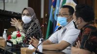 GUBERNUR Zulkiflimansyah (tengah) saat menerima rombongan Komisi IX DPR RI yang dipimpin Wakil Ketua Komisi IX DPR RI Charles Honoris (kanan) di kantor gubernur setempat, Kamis (9/9/2021). Foto: ist GUBERNUR Zulkiflimansyah (tengah) saat menerima rombongan Komisi IX DPR RI yang dipimpin Wakil Ketua Komisi IX DPR RI Charles Honoris (kanan) di kantor gubernur setempat, Kamis (9/9/2021). Foto: ist