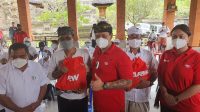 GUS Bota (tengah) bersama IGA Rai Wirajaya (kiri) dan Yunita Oktarini (kanan) saat penyaluran bantuan beras sebanyak 3 ton di wantilan Kahyangan Tiga Sempidi, Sabtu (11/9/2021). Foto: hen GUS Bota (tengah) bersama IGA Rai Wirajaya (kiri) dan Yunita Oktarini (kanan) saat penyaluran bantuan beras sebanyak 3 ton di wantilan Kahyangan Tiga Sempidi, Sabtu (11/9/2021). Foto: hen