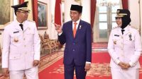 PRESIDEN Joko Widodo saat melantik Gubernur Zulkieflimansyah dan Wagub Sitti Rohmi Djalilah di Istana Negara, beberapa waktu lalu. Foto: ist PRESIDEN Joko Widodo saat melantik Gubernur Zulkieflimansyah dan Wagub Sitti Rohmi Djalilah di Istana Negara, beberapa waktu lalu. Foto: ist