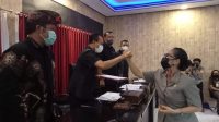 JURU bicara Fraksi PDIP, Ni Nengah Dwi Madiayani, saat menyerahkan pemandangan umum fraksi. Foto: ist JURU bicara Fraksi PDIP, Ni Nengah Dwi Madiayani, saat menyerahkan pemandangan umum fraksi. Foto: ist