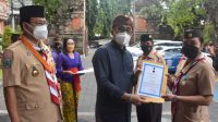 WALI Kota Jaya Negara menyerahkan Penghargaan Lencana Panca Warsa kepada insan Pramuka Kota Denpasar, Kamis (16/9/2021). Foto: ist WALI Kota Jaya Negara menyerahkan Penghargaan Lencana Panca Warsa kepada insan Pramuka Kota Denpasar, Kamis (16/9/2021). Foto: ist