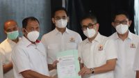 KETUA Tim Ad Hoc, Juni Ardianto Rachman (kiri) menyerahkan Program Umum Organisasi dan Pokok-Pokok Kebijaksanaan Kadin 2021 – 2026 kepada Ketum Kadin Indonesia, Arsjad Rasjid (kanan) di Hotel Westin, Jakarta, Kamis (16/9/2021). Foto: ist KETUA Tim Ad Hoc, Juni Ardianto Rachman (kiri) menyerahkan Program Umum Organisasi dan Pokok-Pokok Kebijaksanaan Kadin 2021 – 2026 kepada Ketum Kadin Indonesia, Arsjad Rasjid (kanan) di Hotel Westin, Jakarta, Kamis (16/9/2021). Foto: ist