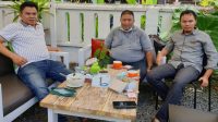 KEPALA Divisi Litbang Mi6 Zainul Pahmi (kanan) bersama Direktur Bambang Mei Firnawanto dan Lalu Athari Fathullah (kiri) saat memberikan keterangan kepada wartawan. Foto: rul KEPALA Divisi Litbang Mi6 Zainul Pahmi (kanan) bersama Direktur Bambang Mei Firnawanto dan Lalu Athari Fathullah (kiri) saat memberikan keterangan kepada wartawan. Foto: rul