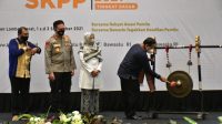 KETUA Bawaslu RI, Abhan, memukul gong disaksikan Wagub, Kapolda NTB dan Ketua Bawaslu NTB, M. Khuwailid, untuk membuka SKPP Tingkat Dasar Tahun 2021, Rabu (1/9/2021). Foto: ist KETUA Bawaslu RI, Abhan, memukul gong disaksikan Wagub, Kapolda NTB dan Ketua Bawaslu NTB, M. Khuwailid, untuk membuka SKPP Tingkat Dasar Tahun 2021, Rabu (1/9/2021). Foto: ist