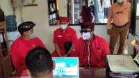 KETUA DPC PDI Perjuangan Tabanan I Komang Gede Sanjaya didampingi para kader saat melapor ke Polres Tabanan