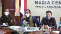 KETUT Rudia (pegang mik) saat melakukan monitoring dan evaluasi JDIH ke Bawaslu Bangli, Selasa (14/9/2021). Foto: ist KETUT Rudia (pegang mik) saat melakukan monitoring dan evaluasi JDIH ke Bawaslu Bangli, Selasa (14/9/2021). Foto: ist