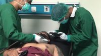 KORBAN Saat mendapatkan penanganan medis di rumah sakit