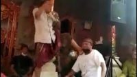 Oknum kades di Ubud saat karaokean di acara pernikahan salah satu warga