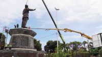 PEMASANGAN Patung Bung Karno pada pedestal di areal RTH TBK