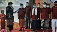 BUPATI Bangli, Sang Nyoman Sedana Arta, mengukuhkan Forum Kerukunan Umat Beragama (FKUB) Kabupaten Bangli masa bakti 2021-2026 yang diketuai I Nyoman Sukra, di aula PHDI Bangli, Selasa (28/9/2021). Foto: ist BUPATI Bangli, Sang Nyoman Sedana Arta, mengukuhkan Forum Kerukunan Umat Beragama (FKUB) Kabupaten Bangli masa bakti 2021-2026 yang diketuai I Nyoman Sukra, di aula PHDI Bangli, Selasa (28/9/2021). Foto: ist