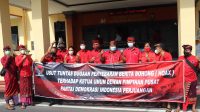 PENGURUS DPC PDI Perjuangan Buleleng foto bersama dengan membentangkan spanduk, di Polres Buleleng