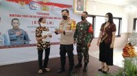KAPOLRES Tabanan, AKBP Ranefli Dian Candra, ketika menyalurkan bantuan tunai langsung kepada para pedagang kakilima dan warung, di Aula Wisnu Hartono Polres Tabanan, Sabtu (18/9/2021). Foto: ist KAPOLRES Tabanan, AKBP Ranefli Dian Candra, ketika menyalurkan bantuan tunai langsung kepada para pedagang kakilima dan warung, di Aula Wisnu Hartono Polres Tabanan, Sabtu (18/9/2021). Foto: ist
