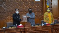WAWALI Arya Wibawa saat menyerahkan dua ranperda kepadaKetua DPRD Denpasar pada rapat paripurna DPRD Kota Denpasar, Jumat (10/9/2021). Foto: ist WAWALI Arya Wibawa saat menyerahkan dua ranperda kepadaKetua DPRD Denpasar pada rapat paripurna DPRD Kota Denpasar, Jumat (10/9/2021). Foto: ist