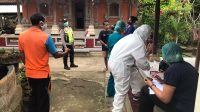 POLSEK Payangan dibantu UPTD Kesmas Payangan melakukan telusur warga yang diduga terpapar Covid-19. Foto: adi POLSEK Payangan dibantu UPTD Kesmas Payangan melakukan telusur warga yang diduga terpapar Covid-19. Foto: adi