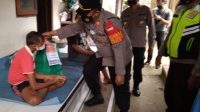 KAPOLSEK Payangan, AKP I Putu Agus Ady Wijaya, menyerahkan bantuan sembako kepada penyandang difabel di Dusun Karang Suwung, Sabtu (4/9/2021). Foto: ist KAPOLSEK Payangan, AKP I Putu Agus Ady Wijaya, menyerahkan bantuan sembako kepada penyandang difabel di Dusun Karang Suwung, Sabtu (4/9/2021). Foto: ist