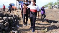 BUPATI Suwirta meninjau pembangunan penataan tapal batas pintu masuk Klungkung-Karangasem, Selasa (28/9/2021). Foto: ist BUPATI Suwirta meninjau pembangunan penataan tapal batas pintu masuk Klungkung-Karangasem, Selasa (28/9/2021). Foto: ist