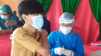 SISWA saat melaksanakan vaksinasi di sekolah. Walau pada daerah yang PPKM Level 3 sudah diperkenankan menggelar PTM terbatas, Kota Denpasar tidak buru-buru melaksanakan PTM terbatas. Foto: ist SISWA saat melaksanakan vaksinasi di sekolah. Walau pada daerah yang PPKM Level 3 sudah diperkenankan menggelar PTM terbatas, Kota Denpasar tidak buru-buru melaksanakan PTM terbatas. Foto: ist