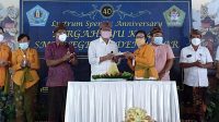 PUNCAK HUT ke-40 SMPN 6 Denpasar ditandai dengan pemotongan tumpeng oleh Kasek Nyoman Suci. Foto: tra PUNCAK HUT ke-40 SMPN 6 Denpasar ditandai dengan pemotongan tumpeng oleh Kasek Nyoman Suci. Foto: tra