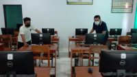 KEPALA SMPN 10 Denpasar, Wayan Sumiara, mengecek persiapan perangkat komputer untuk kegiatan ANBK mulai, Senin (4/10/2021). Foto: ist KEPALA SMPN 10 Denpasar, Wayan Sumiara, mengecek persiapan perangkat komputer untuk kegiatan ANBK mulai, Senin (4/10/2021). Foto: ist