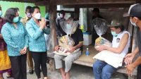 KETUA TP PKK Kabupaten Badung, Seniasih Giri Prasta memantau pelaksanaan vaksinasi bagi penyandang disabilitas di Kecamatan Kuta Selatan, Senin (4/10/2021). Foto: ist KETUA TP PKK Kabupaten Badung, Seniasih Giri Prasta memantau pelaksanaan vaksinasi bagi penyandang disabilitas di Kecamatan Kuta Selatan, Senin (4/10/2021). Foto: ist