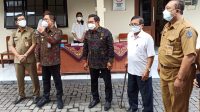 WAWALI Arya Wibawa saat memantau pelaksanaan ANBK di SMP PGRI 9 Denpasar, Senin (4/10/2021). Foto: tra WAWALI Arya Wibawa saat memantau pelaksanaan ANBK di SMP PGRI 9 Denpasar, Senin (4/10/2021). Foto: tra