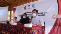 KETUA Divisi Sosialisasi, Pendidikan Pemilih, dan SDM KPU Provinsi NTB, Agus Hilman (kanan); bersama Ketua Bawaslu NTB, M. Khuwailid, saat membuka program Desa Peduli Pemilu dan Pemilihan (DP3) antipolitik uang di Desa Barabali, Kabupaten Lombok Tengah, Rabu (20/10/2021). Foto: ist KETUA Divisi Sosialisasi, Pendidikan Pemilih, dan SDM KPU Provinsi NTB, Agus Hilman (kanan); bersama Ketua Bawaslu NTB, M. Khuwailid, saat membuka program Desa Peduli Pemilu dan Pemilihan (DP3) antipolitik uang di Desa Barabali, Kabupaten Lombok Tengah, Rabu (20/10/2021). Foto: ist