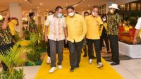 KETUA Umum DPP Partai Golkar, Airlangga Hartarto; saat bersama Gubernur NTB, Zulkieflimansyah, sebelum memasuki ruangan Hotel Raja di kawasan KEK Mandalika, Lombok Tengah, Kamis (14/10/2021) malam. Foto: rul KETUA Umum DPP Partai Golkar, Airlangga Hartarto; saat bersama Gubernur NTB, Zulkieflimansyah, sebelum memasuki ruangan Hotel Raja di kawasan KEK Mandalika, Lombok Tengah, Kamis (14/10/2021) malam. Foto: rul