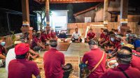 ANGGOTA DPR RI, I Nyoman Parta, saat menerima perwakilan 70 song krama Jro Kuta Pejeng yang dikenai sanksi adat. Foto: ist ANGGOTA DPR RI, I Nyoman Parta, saat menerima perwakilan 70 song krama Jro Kuta Pejeng yang dikenai sanksi adat. Foto: ist