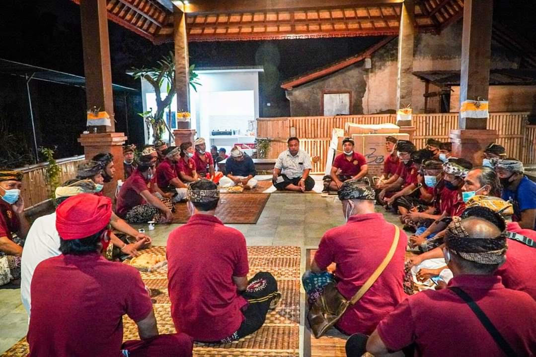 ANGGOTA DPR RI, I Nyoman Parta, saat menerima perwakilan 70 song krama Jro Kuta Pejeng yang dikenai sanksi adat. Foto: ist