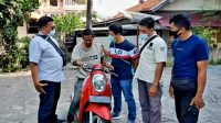 ANGGOTA Reskrim Polsek Seririt menunjukkan pelaku Moli (duduk di atas motor) dan motor hasil curiannya di Mapolsek Seririt. Foto: rik ANGGOTA Reskrim Polsek Seririt menunjukkan pelaku Moli (duduk di atas motor) dan motor hasil curiannya di Mapolsek Seririt. Foto: rik