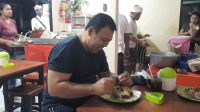 PENGUNJUNG menikmati makanan di warung babi guling Dong Keplus di Banjar Peninjoan, Desa Batuan, Sukawati. Foto: adi PENGUNJUNG menikmati makanan di warung babi guling Dong Keplus di Banjar Peninjoan, Desa Batuan, Sukawati. Foto: adi