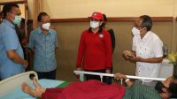 GUBERNUR Bali, I Wayan Koster; membesuk dua korban selamat dari longsor di Banjar Cemara Landung, Desa Trunyan, Kecamatan Kintamani, Minggu (17/10/2021) di rawat di ruang Nusa Indah RSUD Bangli. Foto: ist GUBERNUR Bali, I Wayan Koster; membesuk dua korban selamat dari longsor di Banjar Cemara Landung, Desa Trunyan, Kecamatan Kintamani, Minggu (17/10/2021) di rawat di ruang Nusa Indah RSUD Bangli. Foto: ist