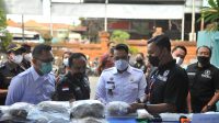 KEPALA BNNP Bali, Brigjen Gede Sugianyar Dwi Putra, menunjukkan barang bukti narkoba yang disita petugas dari tangan tersangka penyalahguna narkoba saat rilis kasus di kantor BNNP Bali, Rabu (13/10/2021). Foto: ist KEPALA BNNP Bali, Brigjen Gede Sugianyar Dwi Putra, menunjukkan barang bukti narkoba yang disita petugas dari tangan tersangka penyalahguna narkoba saat rilis kasus di kantor BNNP Bali, Rabu (13/10/2021). Foto: ist