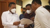 BUPATI Gianyar, I Made Mahayastra, didampingi Sekda melihat data capaian vaksinasi lansia di Gianyar. Foto: adi BUPATI Gianyar, I Made Mahayastra, didampingi Sekda melihat data capaian vaksinasi lansia di Gianyar. Foto: adi