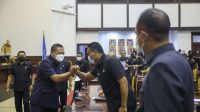 BUPATI Gianyar, I Made Mahayastra, usai mengikuti rapat paripurna di DPRD Gianyar, Senin (11/10/2021). Foto: adi BUPATI Gianyar, I Made Mahayastra, usai mengikuti rapat paripurna di DPRD Gianyar, Senin (11/10/2021). Foto: adi