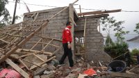 BUPATI Karangasem, I Gede Dana, turun ke Dusun Temakung dan Jati Tuhu untuk meninjau sekaligus asesmen kerusakan rumah warga akibat gempa bumi berkekuatan 4.8 Skala Richter (SR) mengguncang Kabupaten Karangasem. Foto: ist BUPATI Karangasem, I Gede Dana, turun ke Dusun Temakung dan Jati Tuhu untuk meninjau sekaligus asesmen kerusakan rumah warga akibat gempa bumi berkekuatan 4.8 Skala Richter (SR) mengguncang Kabupaten Karangasem. Foto: ist