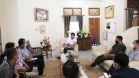 BUPATI Suwirta memberi arahan Kepala Dinas Pariwisata Klungkung, AA Putra Wedana, di rumah jabatan Bupati Klungkung, Minggu (17/10/2021). Foto: ist BUPATI Suwirta memberi arahan Kepala Dinas Pariwisata Klungkung, AA Putra Wedana, di rumah jabatan Bupati Klungkung, Minggu (17/10/2021). Foto: ist