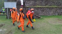 TIM SAR Gabungan mengevakuasi seorang pendaki Gunung Agung, Andi (22) yang kakinya terkilir saat menuruni Gunung Agung, Rabu (20/10/2021). Foto: ist TIM SAR Gabungan mengevakuasi seorang pendaki Gunung Agung, Andi (22) yang kakinya terkilir saat menuruni Gunung Agung, Rabu (20/10/2021). Foto: ist