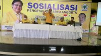 SUGAWA Korry saat memberi arahan kepada anggota Fraksi Golkar seluruh Bali dalam sosialisasi pembuatan kartu tanda anggota di aula DPD Partai Golkar Bali, Minggu (3/10/2021). Foto: hen SUGAWA Korry saat memberi arahan kepada anggota Fraksi Golkar seluruh Bali dalam sosialisasi pembuatan kartu tanda anggota di aula DPD Partai Golkar Bali, Minggu (3/10/2021). Foto: hen