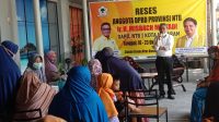 KETUA Fraksi Golkar DPRD NTB, Misbach Mulyadi, saat menyapa warga lingkungan Karanganyar, Kota Mataram, dalam kegiatan reses, Rabu (20/10/2021). Foto: rul KETUA Fraksi Golkar DPRD NTB, Misbach Mulyadi, saat menyapa warga lingkungan Karanganyar, Kota Mataram, dalam kegiatan reses, Rabu (20/10/2021). Foto: rul