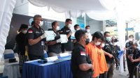KEPALA BNNP Bali Brigjen I Gde Sugianyar Dwi Putra menunjukkan barang bukti narkoba yang disita petugas dari tangan tersangka penyalahguna narkoba saat rilis kasus di kantor BNNP Bali, Rabu (13/10/2021). Foto: ist KEPALA BNNP Bali Brigjen I Gde Sugianyar Dwi Putra menunjukkan barang bukti narkoba yang disita petugas dari tangan tersangka penyalahguna narkoba saat rilis kasus di kantor BNNP Bali, Rabu (13/10/2021). Foto: ist