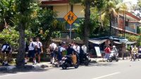 SISWA menunggu jemputan dari keluarganya. Foto: adi SISWA menunggu jemputan dari keluarganya. Foto: adi